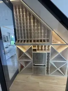 Cave à vin sous escalier en bois et sur mesure